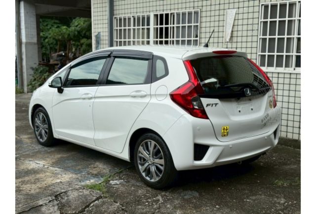 Honda FIT 1.5 白色/2016年式/認證原鈑件/年跑僅5千公里/藍芽導航主機/加裝原廠行車記錄器/原廠LED日行燈/定速/恆溫/換檔快撥/  第4張相片
