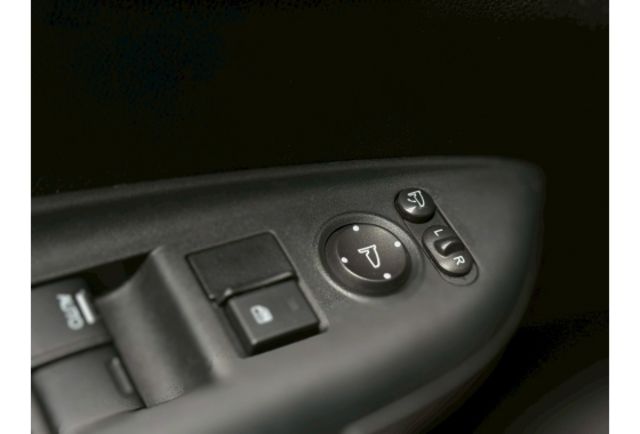 Honda FIT 1.5 白色/2016年式/認證原鈑件/年跑僅5千公里/藍芽導航主機/加裝原廠行車記錄器/原廠LED日行燈/定速/恆溫/換檔快撥/  第7張相片