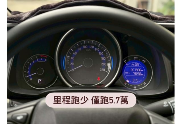 Honda FIT 1.5 白色/2016年式/認證原鈑件/年跑僅5千公里/藍芽導航主機/加裝原廠行車記錄器/原廠LED日行燈/定速/恆溫/換檔快撥/  第10張相片