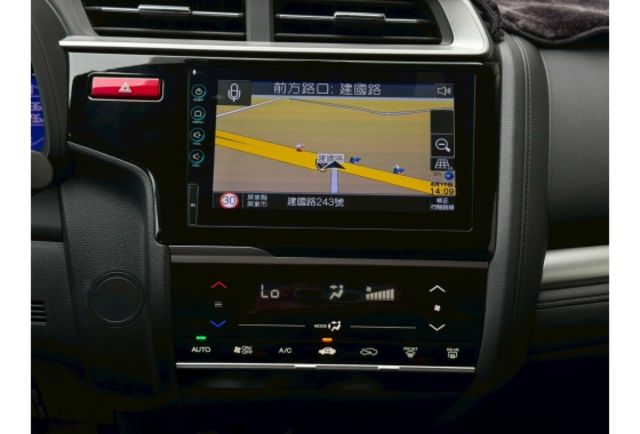 Honda FIT 1.5 白色/2016年式/認證原鈑件/年跑僅5千公里/藍芽導航主機/加裝原廠行車記錄器/原廠LED日行燈/定速/恆溫/換檔快撥/  第14張相片