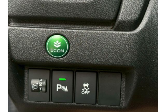 Honda FIT 1.5 白色/2016年式/認證原鈑件/年跑僅5千公里/藍芽導航主機/加裝原廠行車記錄器/原廠LED日行燈/定速/恆溫/換檔快撥/  第15張相片