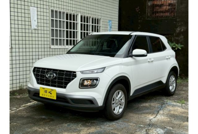 新車入庫｜2023/5 Hyundai Venue 白色｜售價 45.8 萬倒車雷達 /光感應頭燈 /電動收折後視鏡 /多功能方向盤 /胎壓偵測系統 /6具安全氣囊/iSOFIX兒童安全座椅固  第1張相片