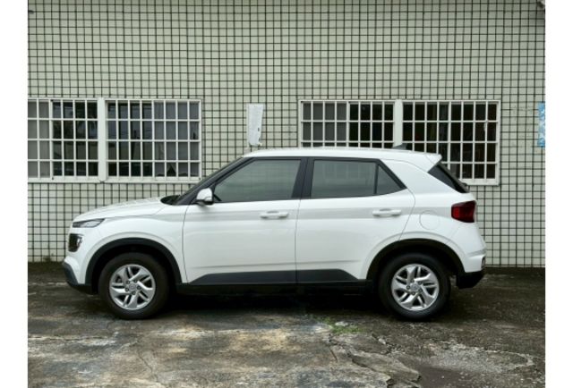 新車入庫｜2023/5 Hyundai Venue 白色｜售價 45.8 萬倒車雷達 /光感應頭燈 /電動收折後視鏡 /多功能方向盤 /胎壓偵測系統 /6具安全氣囊/iSOFIX兒童安全座椅固  第2張相片