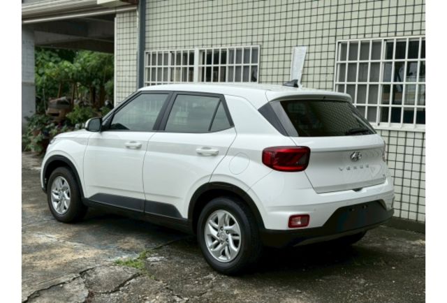 新車入庫｜2023/5 Hyundai Venue 白色｜售價 45.8 萬倒車雷達 /光感應頭燈 /電動收折後視鏡 /多功能方向盤 /胎壓偵測系統 /6具安全氣囊/iSOFIX兒童安全座椅固  第3張相片