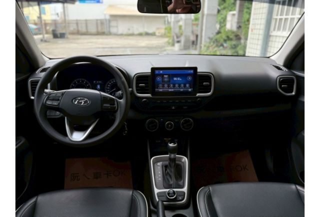 新車入庫｜2023/5 Hyundai Venue 白色｜售價 45.8 萬倒車雷達 /光感應頭燈 /電動收折後視鏡 /多功能方向盤 /胎壓偵測系統 /6具安全氣囊/iSOFIX兒童安全座椅固  第4張相片