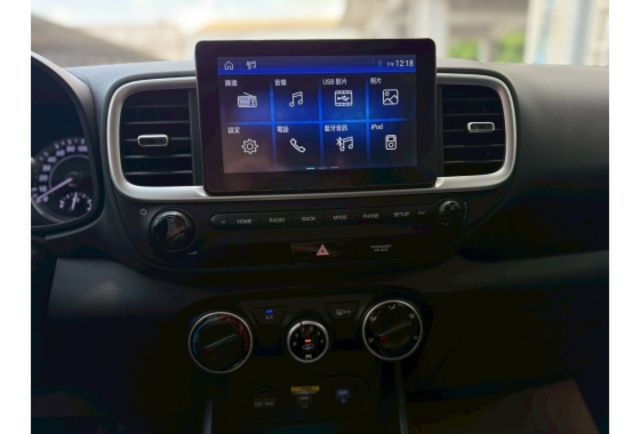 新車入庫｜2023/5 Hyundai Venue 白色｜售價 45.8 萬倒車雷達 /光感應頭燈 /電動收折後視鏡 /多功能方向盤 /胎壓偵測系統 /6具安全氣囊/iSOFIX兒童安全座椅固  第5張相片