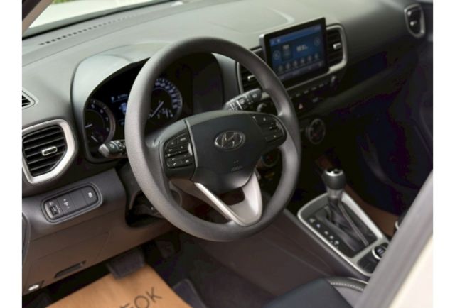 新車入庫｜2023/5 Hyundai Venue 白色｜售價 45.8 萬倒車雷達 /光感應頭燈 /電動收折後視鏡 /多功能方向盤 /胎壓偵測系統 /6具安全氣囊/iSOFIX兒童安全座椅固  第6張相片