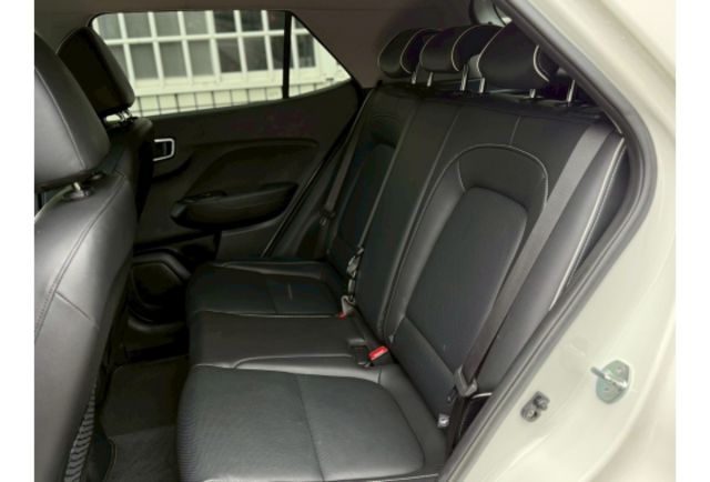 新車入庫｜2023/5 Hyundai Venue 白色｜售價 45.8 萬倒車雷達 /光感應頭燈 /電動收折後視鏡 /多功能方向盤 /胎壓偵測系統 /6具安全氣囊/iSOFIX兒童安全座椅固  第8張相片