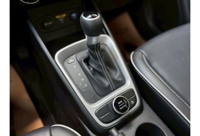 新車入庫｜2023/5 Hyundai Venue 白色｜售價 45.8 萬倒車雷達 /光感應頭燈 /電動收折後視鏡 /多功能方向盤 /胎壓偵測系統 /6具安全氣囊/iSOFIX兒童安全座椅固  第14張相片