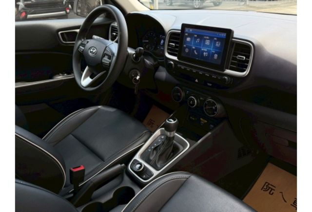 新車入庫｜2023/5 Hyundai Venue 白色｜售價 45.8 萬倒車雷達 /光感應頭燈 /電動收折後視鏡 /多功能方向盤 /胎壓偵測系統 /6具安全氣囊/iSOFIX兒童安全座椅固  第16張相片