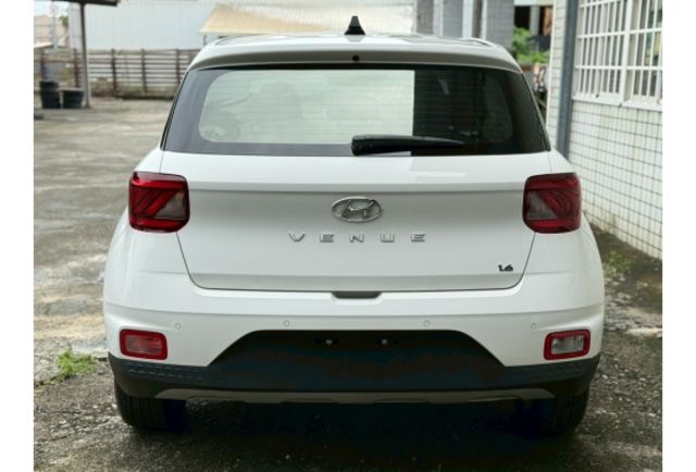 新車入庫｜2023/5 Hyundai Venue 白色｜售價 45.8 萬倒車雷達 /光感應頭燈 /電動收折後視鏡 /多功能方向盤 /胎壓偵測系統 /6具安全氣囊/iSOFIX兒童安全座椅固  第20張相片