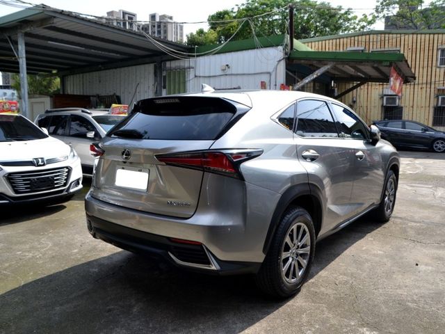 Lexus NX  第7張相片