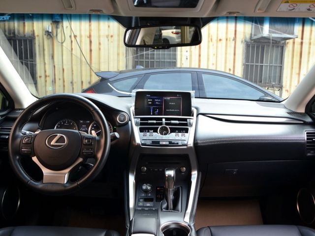 Lexus NX  第8張相片