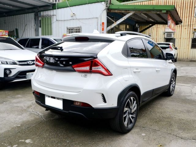 2018 Luxgen U5 1.6旗艦Hi-Fi版《環景影像/自動停車/後座出風口》  第7張相片