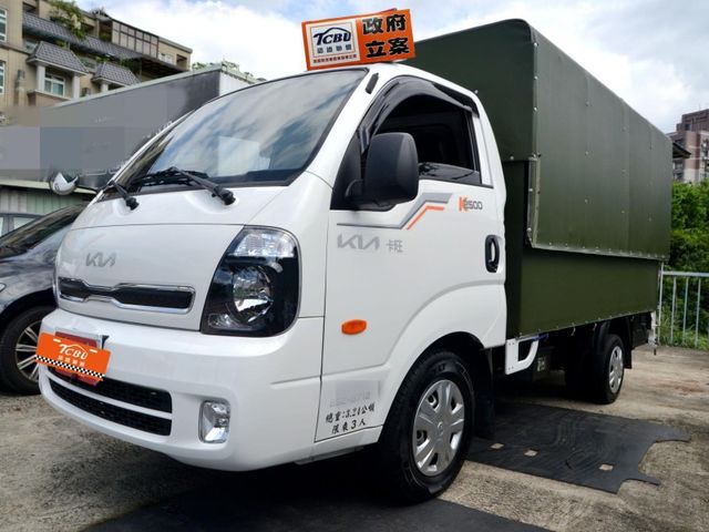 僅跑2萬3KM/一手車/電動升降斗篷/全車原版件/手自排/柴油/倒車影像  第4張相片