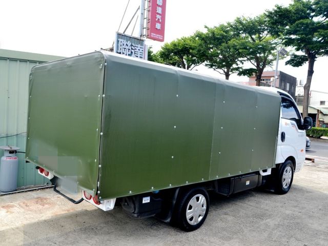 僅跑2萬3KM/一手車/電動升降斗篷/全車原版件/手自排/柴油/倒車影像  第18張相片