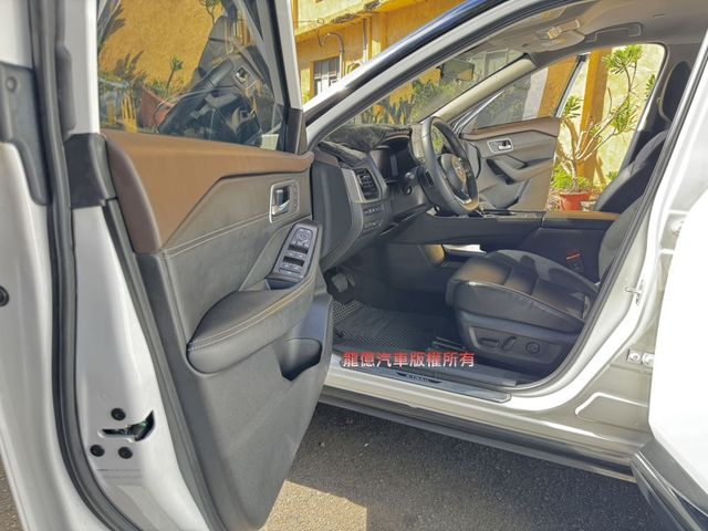 全車原版件旗艦版24年自動跟車盲點車偏數位儀表雙電動椅電動尾門抬頭BOSE音響  第5張相片