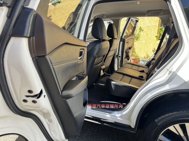 全車原版件旗艦版24年自動跟車盲點車偏數位儀表雙電動椅電動尾門抬頭BOSE音響  第6張相片