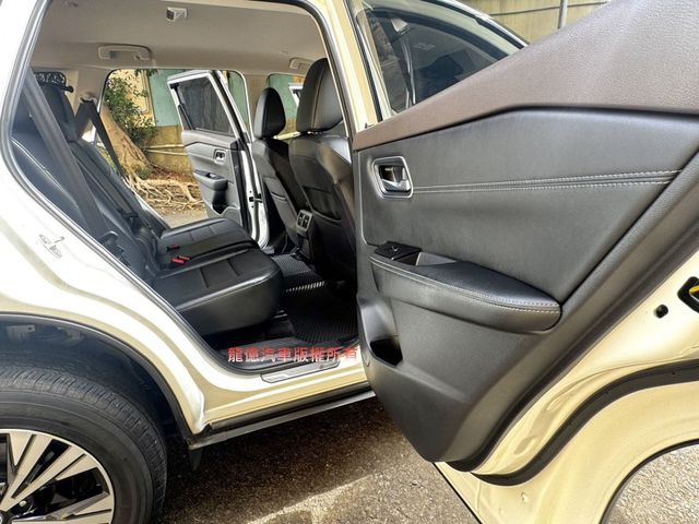 全車原版件旗艦版24年自動跟車盲點車偏數位儀表雙電動椅電動尾門抬頭BOSE音響  第8張相片