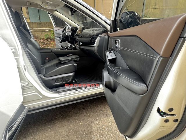 全車原版件旗艦版24年自動跟車盲點車偏數位儀表雙電動椅電動尾門抬頭BOSE音響  第9張相片