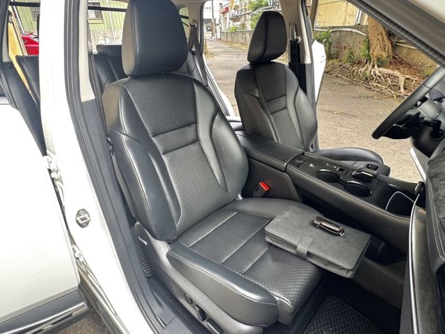 全車原版件旗艦版24年自動跟車盲點車偏數位儀表雙電動椅電動尾門抬頭BOSE音響  第13張相片