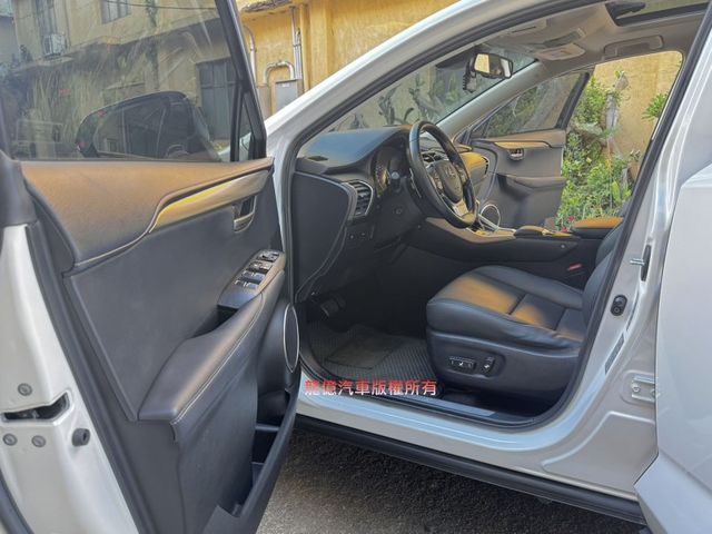 Lexus NX  第8張相片