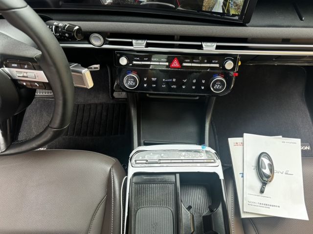 全車原鈑件25年油電P版跟車盲點車偏煞停曲面數位儀表循跡雙電動椅BOSE音響環景  第1張相片