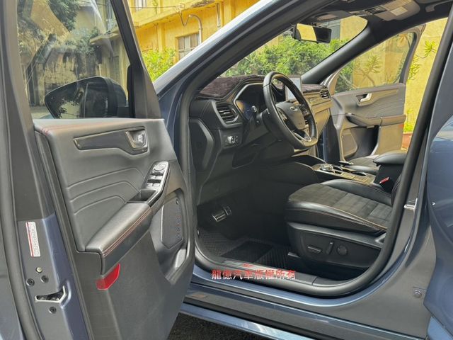 全車原版件運動版22式年250匹自動跟車盲點車偏數位儀表電動椅無線充電抬頭天窗  第8張相片