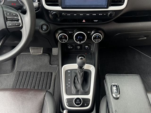 全車原鈑件雙色GLB版22年式盲點車偏煞停6安IKEY循跡環景導航Carplay  第1張相片