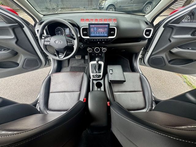 全車原鈑件雙色GLB版22年式盲點車偏煞停6安IKEY循跡環景導航Carplay  第6張相片
