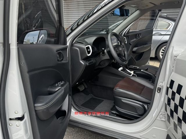 全車原鈑件雙色GLB版22年式盲點車偏煞停6安IKEY循跡環景導航Carplay  第8張相片