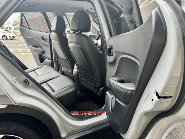 全車原鈑件雙色GLB版22年式盲點車偏煞停6安IKEY循跡環景導航Carplay  第11張相片