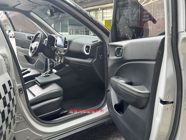 全車原鈑件雙色GLB版22年式盲點車偏煞停6安IKEY循跡環景導航Carplay  第12張相片