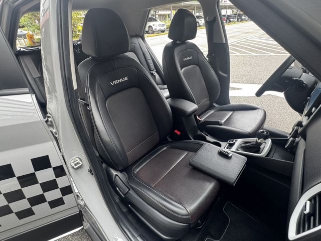 全車原鈑件雙色GLB版22年式盲點車偏煞停6安IKEY循跡環景導航Carplay  第16張相片