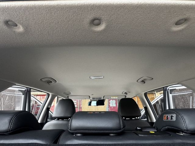 全車原鈑件雙色GLB版22年式盲點車偏煞停6安IKEY循跡環景導航Carplay  第18張相片