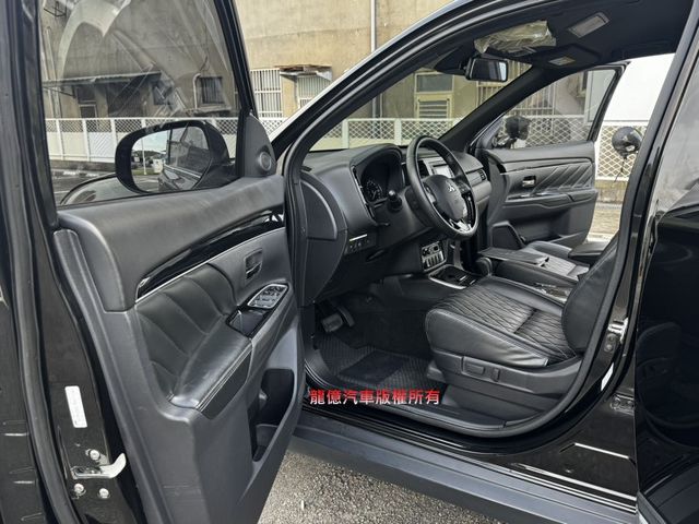 全車原鈑件4WD旗艦版23年式自動跟車盲點車偏煞停7安循跡IKEY電子手煞電尾門  第8張相片
