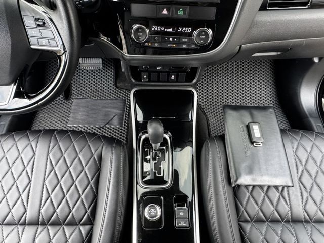 全車原鈑件4WD旗艦版23年式自動跟車盲點車偏煞停7安循跡IKEY電子手煞電尾門  第1張相片