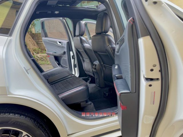 全車原版件運動版22年式250匹自動跟車盲點車偏數位儀表循跡電動椅抬頭全景天窗  第10張相片