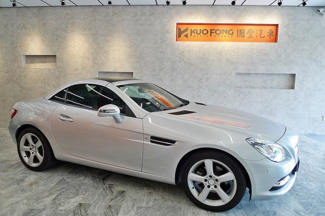 M-Benz R172 SLK200 全景玻璃頂.倒車顯影.跑車式座椅  第1張相片