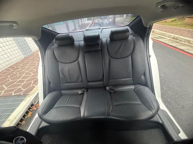 Hyundai Elantra  第12張相片
