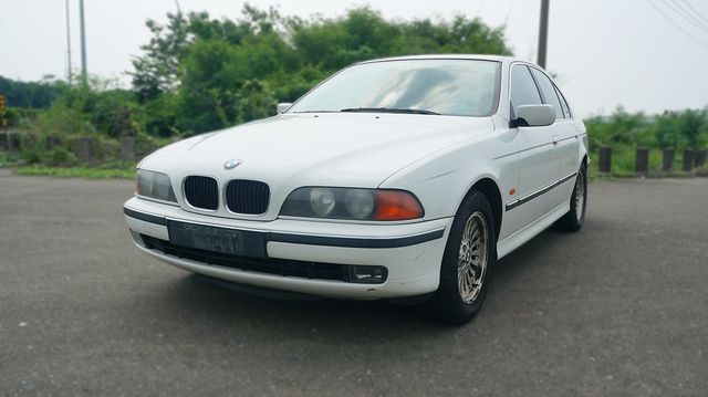 1998年 BMW 528i 白色，天窗，定速，恆溫，電動椅，電折後視鏡  第1張相片