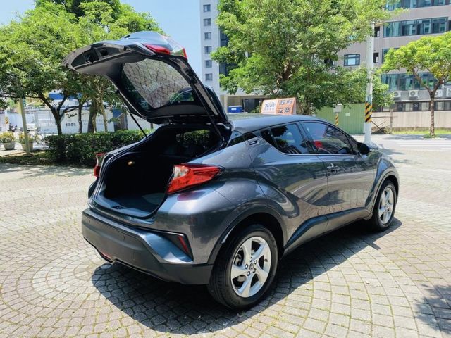 Toyota C-HR  第24張相片