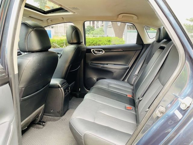 18 SENTRA 1.8 尊爵 少有天窗.6安全氣囊.環景 只跑6萬 猶如新車  第4張相片