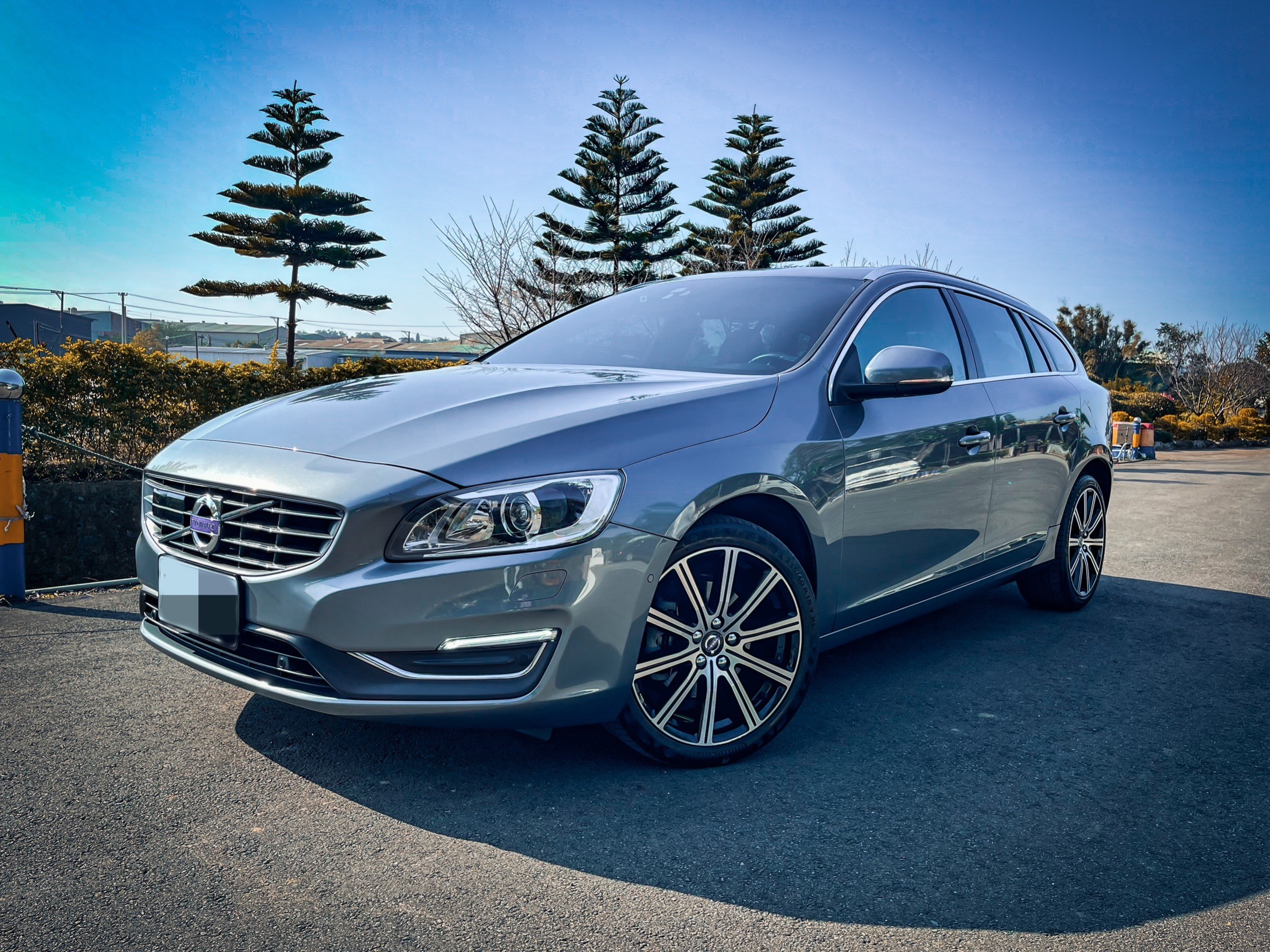 《T4安全旗艦版/原廠保養/里程保證/自動跟車/電動天窗/盲點偵測/車道偏離》  第1張相片