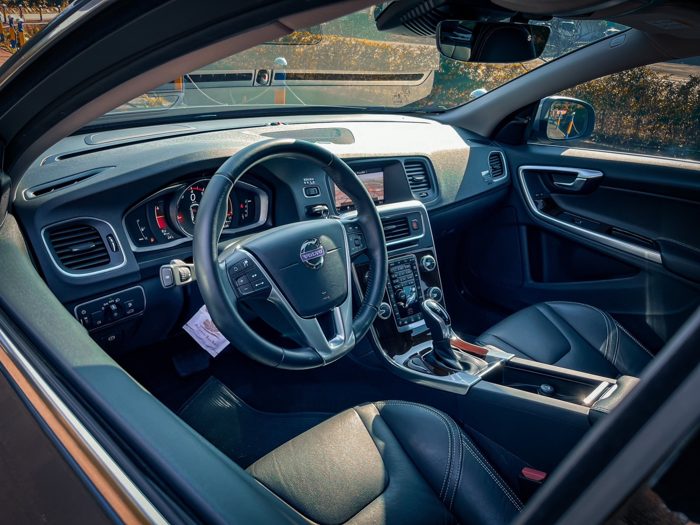 《T4安全旗艦版/原廠保養/里程保證/自動跟車/電動天窗/盲點偵測/車道偏離》  第6張相片