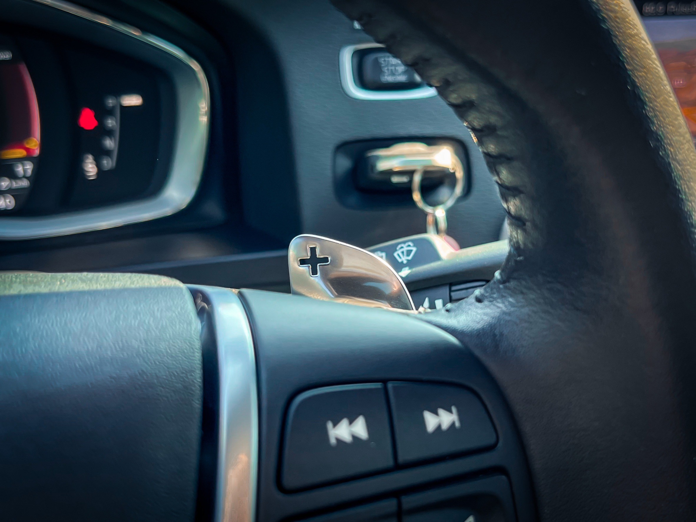 《T4安全旗艦版/原廠保養/里程保證/自動跟車/電動天窗/盲點偵測/車道偏離》  第9張相片