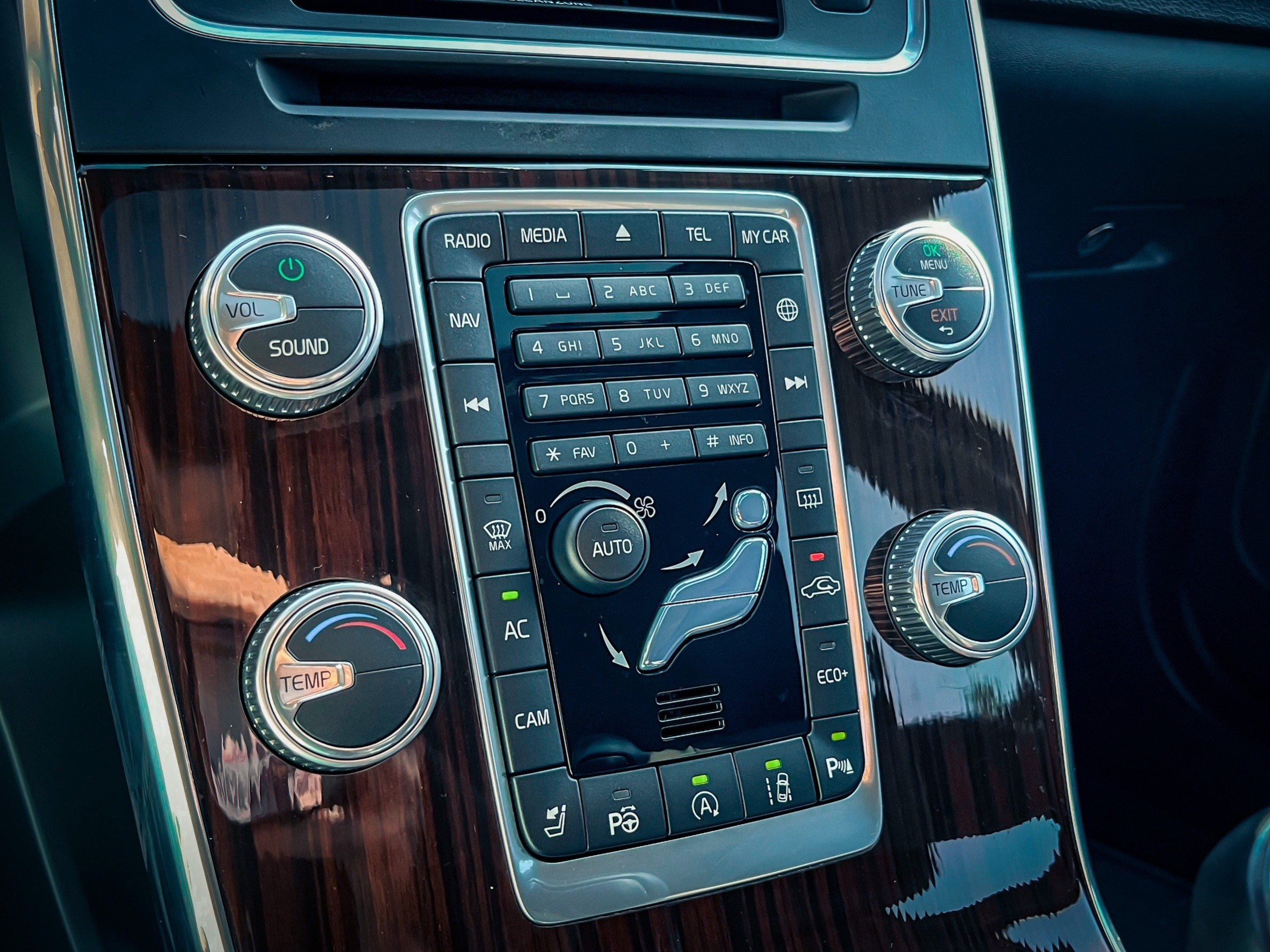 《T4安全旗艦版/原廠保養/里程保證/自動跟車/電動天窗/盲點偵測/車道偏離》  第13張相片