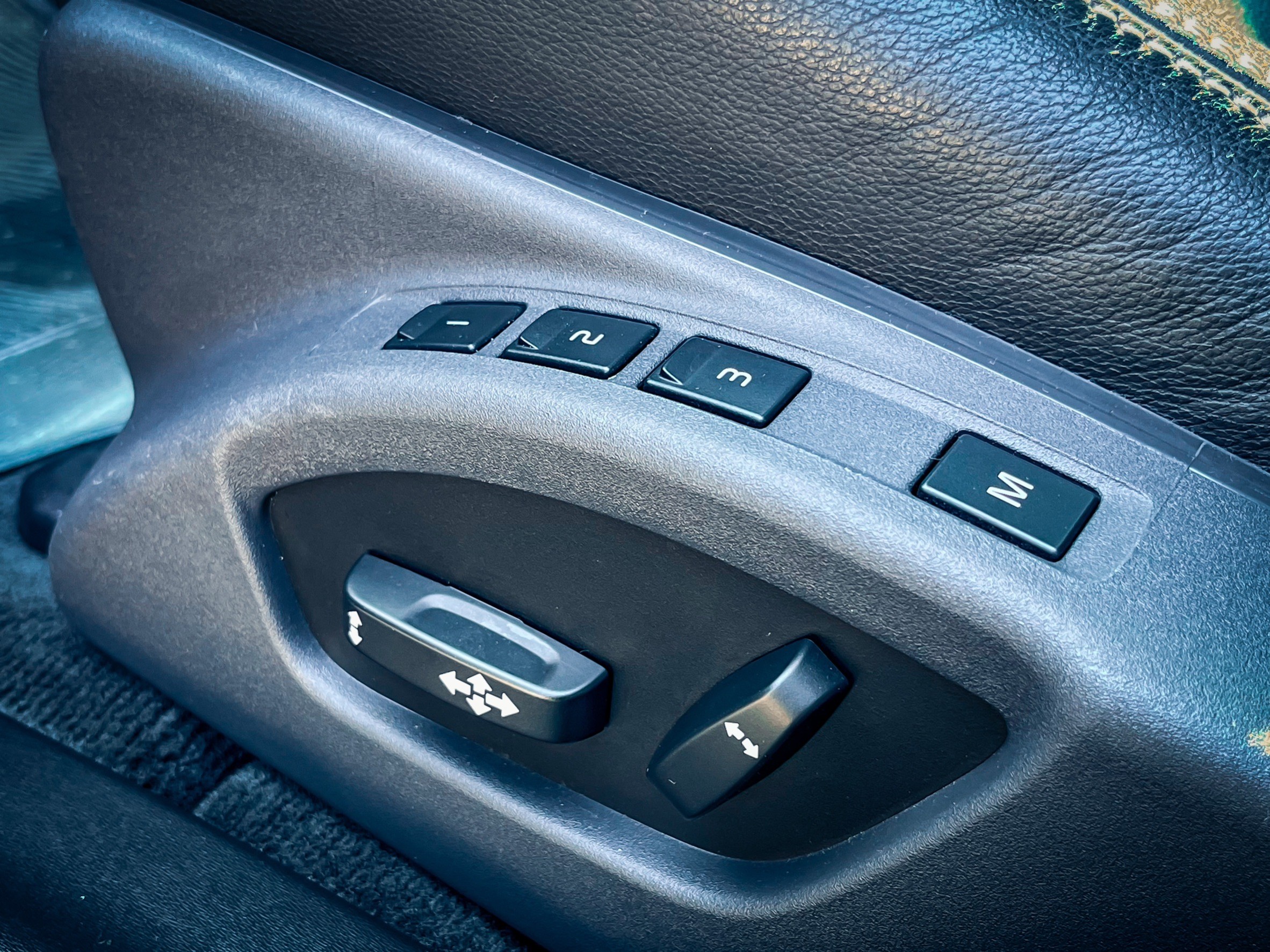 《T4安全旗艦版/原廠保養/里程保證/自動跟車/電動天窗/盲點偵測/車道偏離》  第14張相片