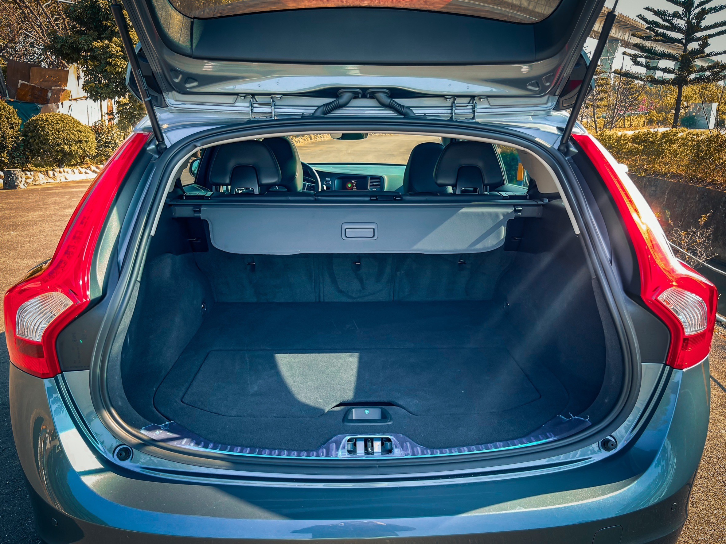 《T4安全旗艦版/原廠保養/里程保證/自動跟車/電動天窗/盲點偵測/車道偏離》  第18張相片