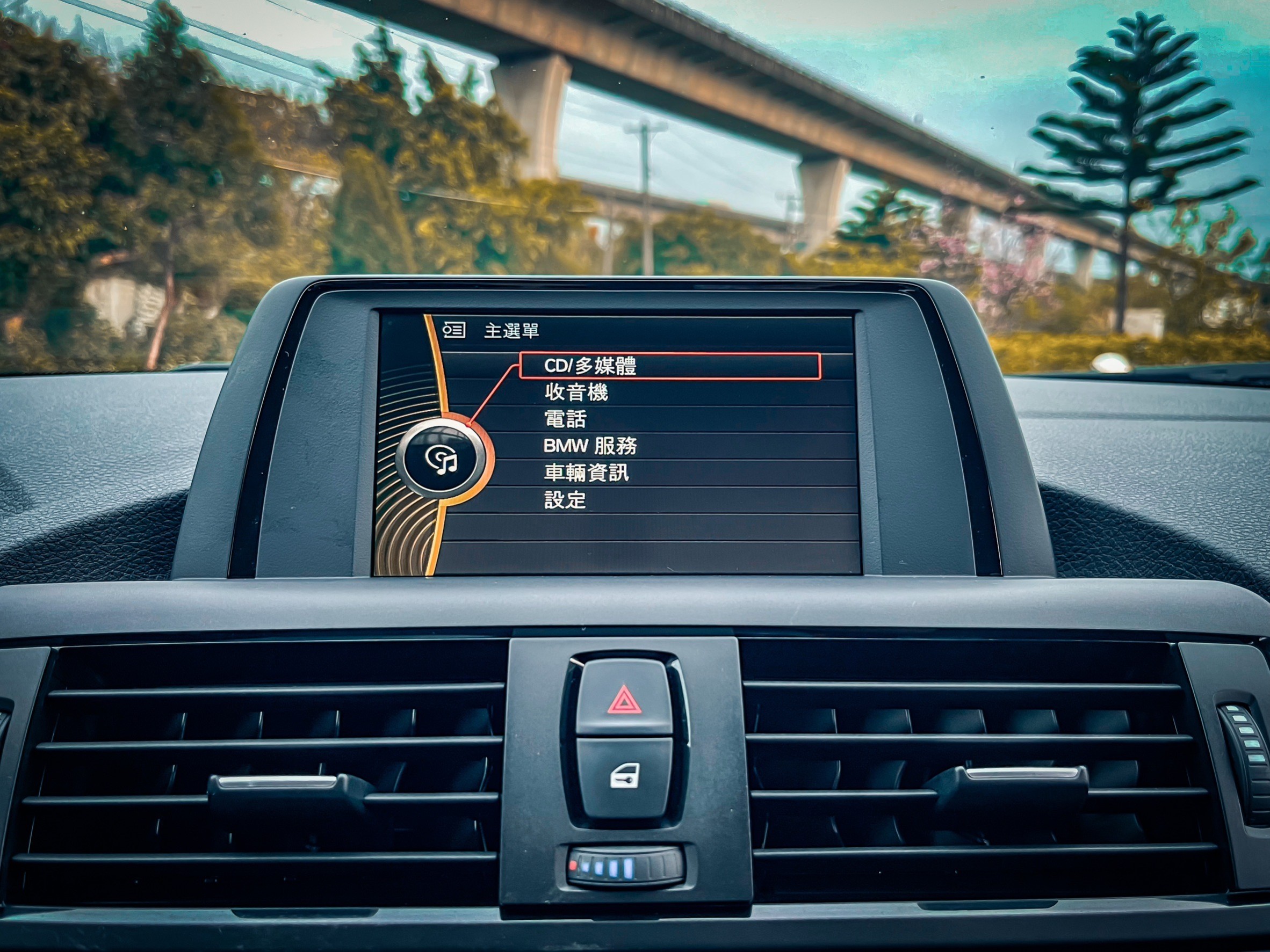 《低里程/原廠保養/倒車顯影/雙電動座椅/恆溫空調/藍芽音訊/HID頭燈》  第6張相片